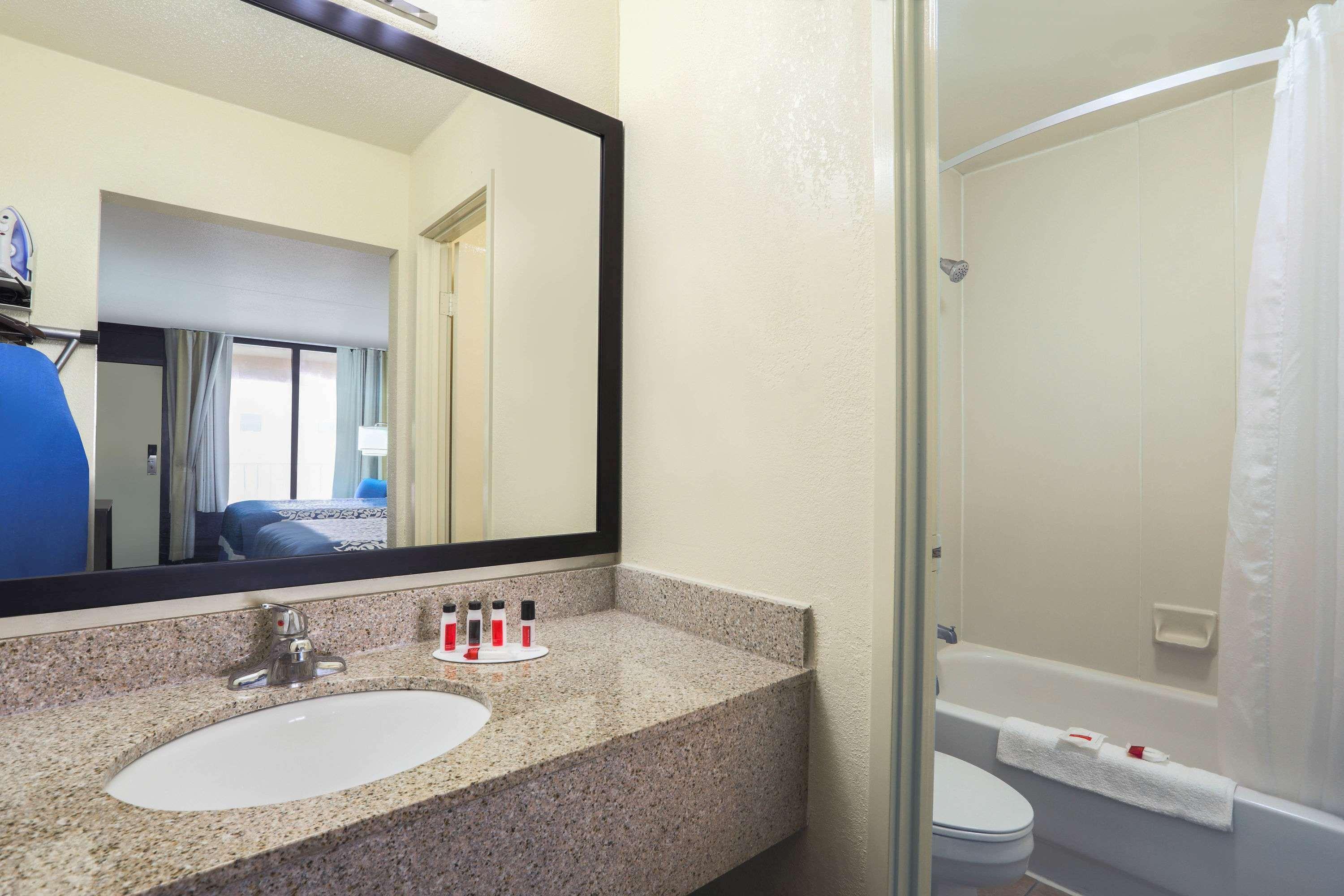Days Inn By Wyndham Newark Wilmington Esterno foto