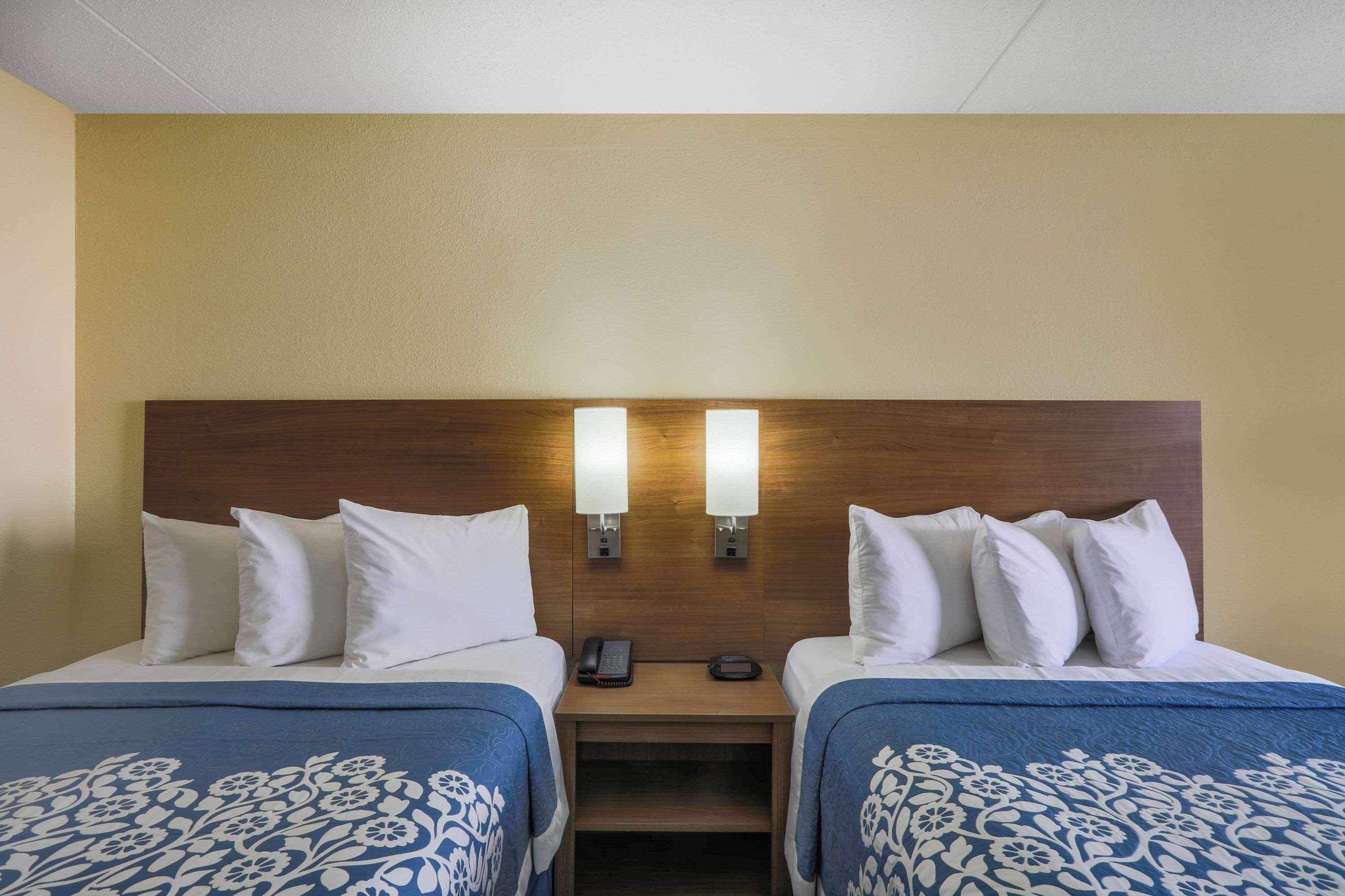 Days Inn By Wyndham Newark Wilmington Esterno foto
