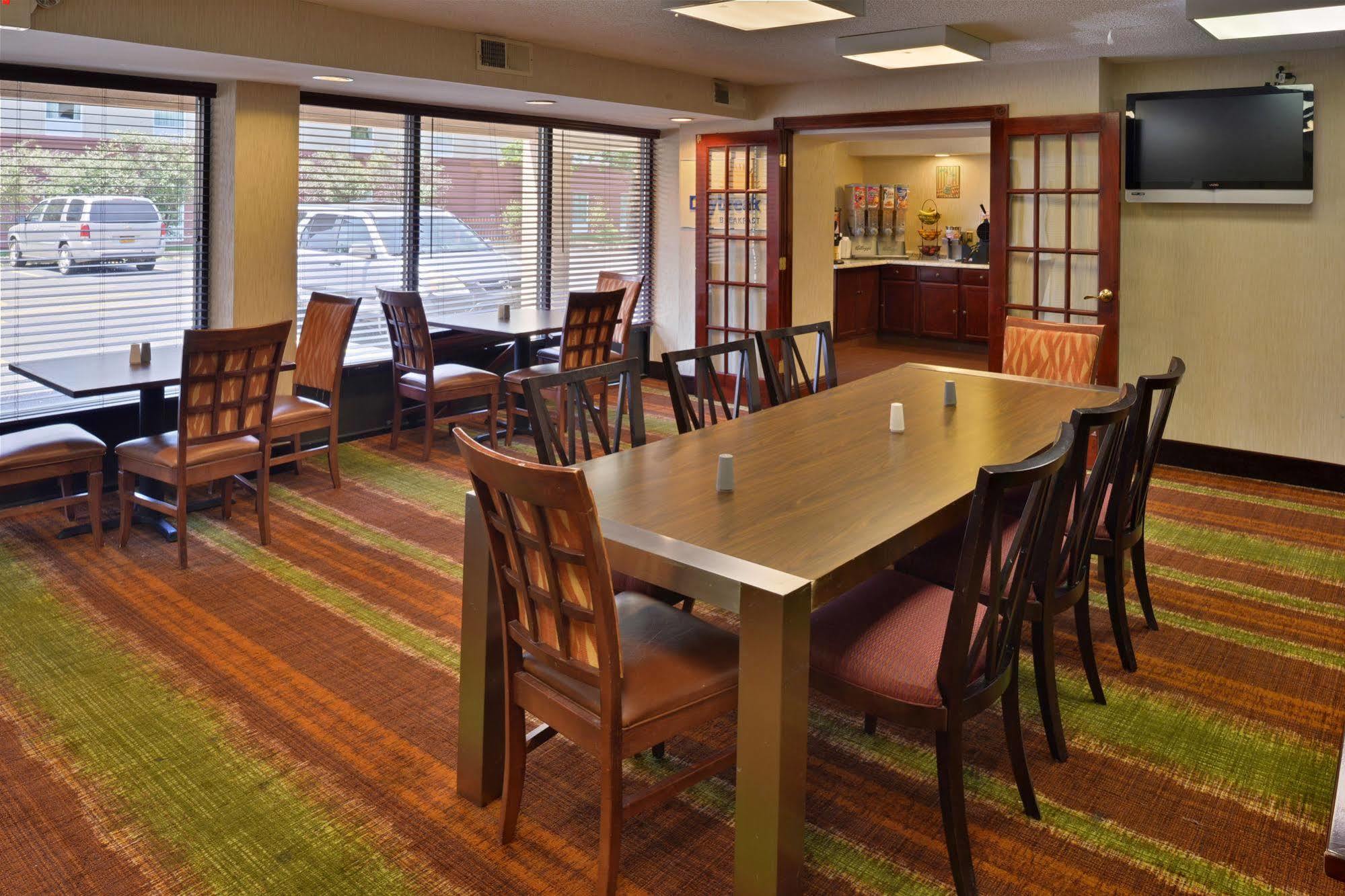 Days Inn By Wyndham Newark Wilmington Esterno foto