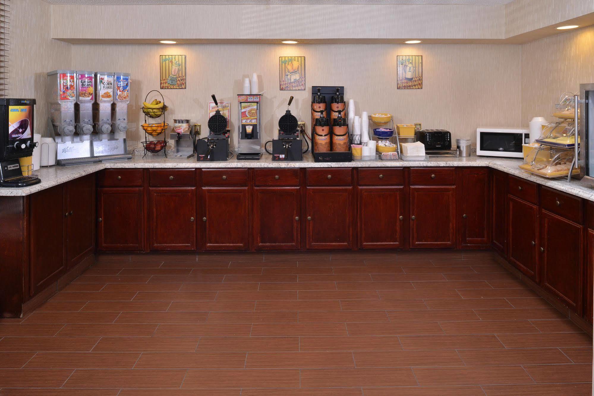 Days Inn By Wyndham Newark Wilmington Esterno foto