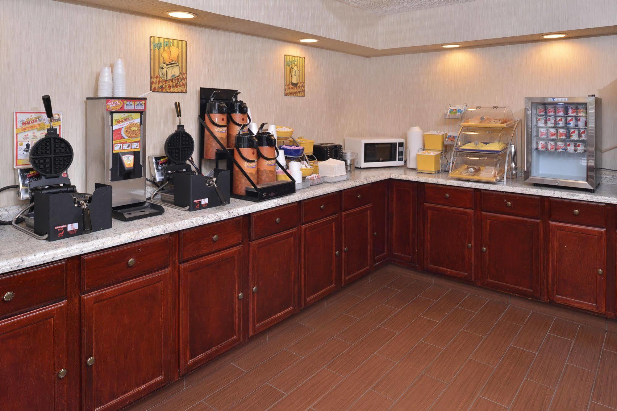 Days Inn By Wyndham Newark Wilmington Esterno foto