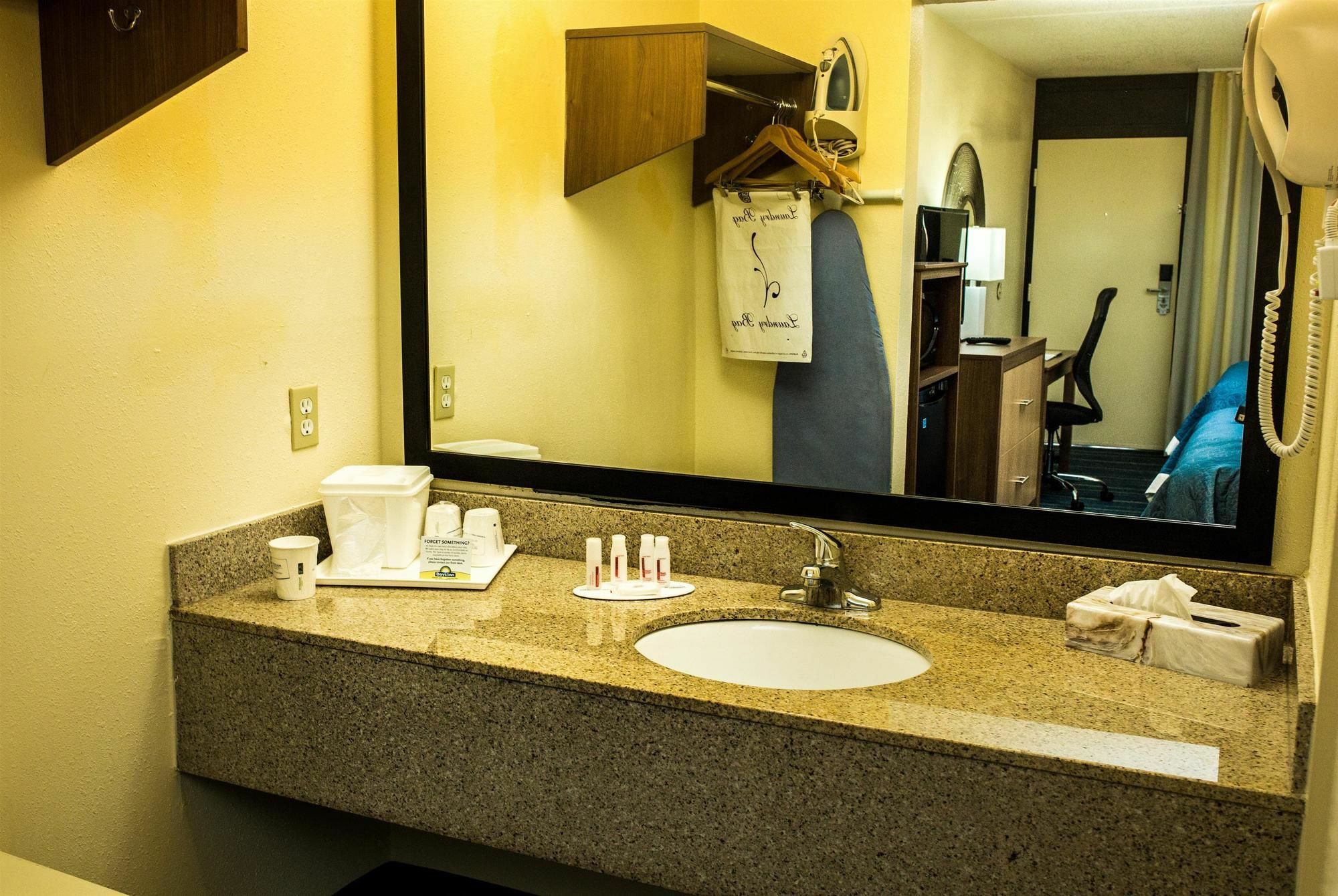 Days Inn By Wyndham Newark Wilmington Esterno foto